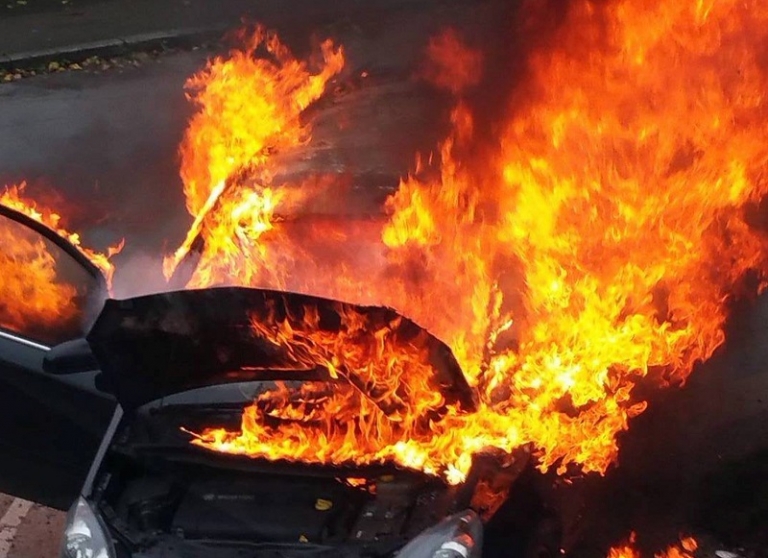 O mașină a luat foc în localitatea Șirioara!