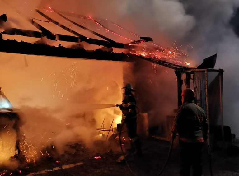 (VIDEO) Incendiu izbucnit la un operator economic din Prundu Bârgăului!