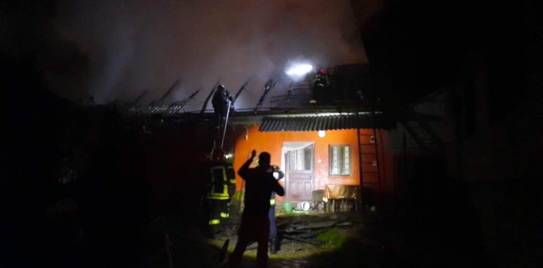 (FOTO/VIDEO) O casă și o anexă din Mititei în flăcări! Pompierii lucrează pentru localizarea și lichidarea focarelor