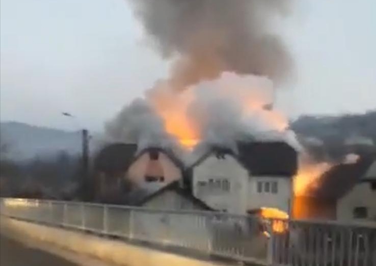 Incendiu GRAV în Ilva Mică! Două acoperișuri și case de locuit, afectate de flăcări