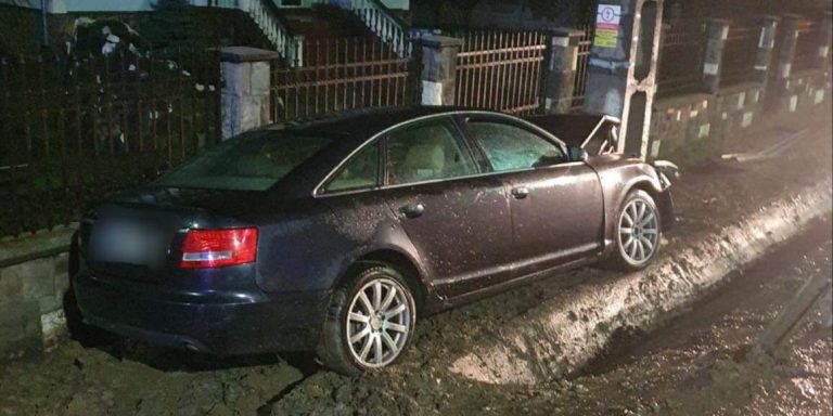 (FOTO) O tânără de 22 de ani a derapat cu mașina și a ajuns în stâlp, în Tiha Bârgăului. Două persoane au fost transportate la spital