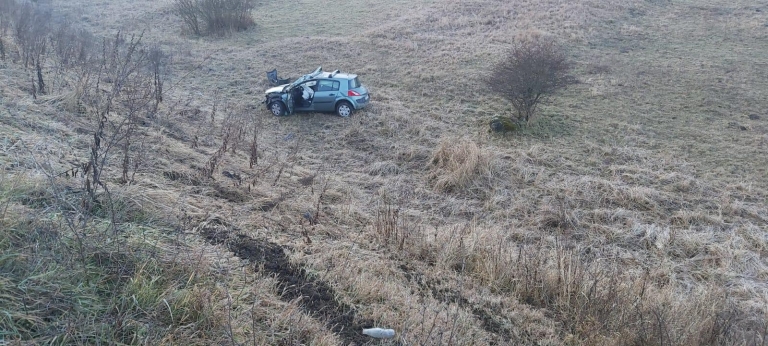 Accident rutier în localitatea Domnești! Mașina s-a răsturnat în afara părții carosabile!