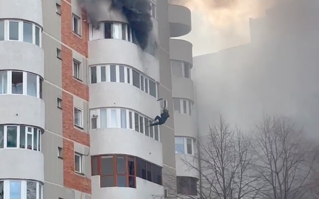 O femeie a încercat să își salveze viața sărind de la balconul apartamentului în flăcări!