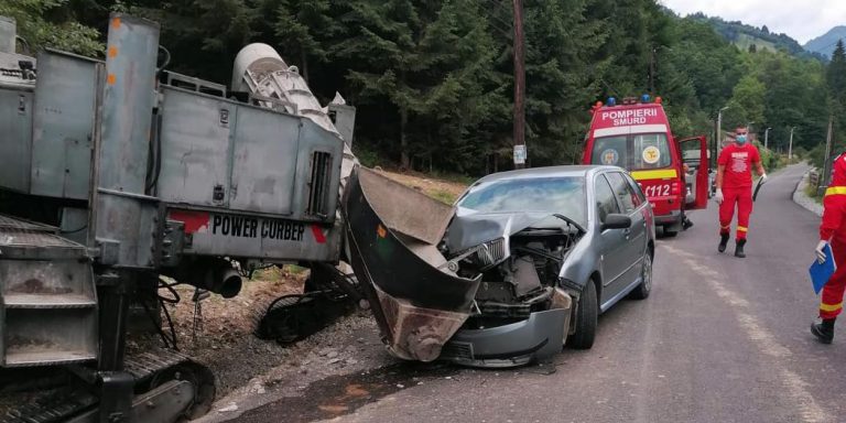 Accident rutier între Valea Vinului și Rodna! Un autoturism a intrat în coliziune cu un utilaj parcat