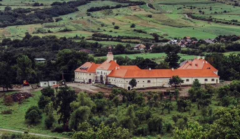 (FOTO) Castelul Teleki de la Posmuș își dezvăluie frumusețea!