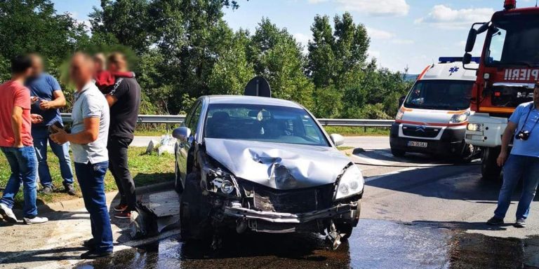 (FOTO) Coliziune între un tir și un autoturism, la Coldău! Trei persoane au fost rănite