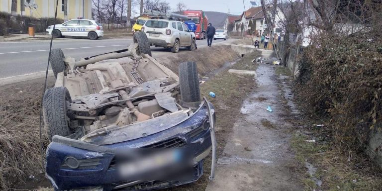 (FOTO) Tânăr transportat la spital, după ce s-a răsturnat cu mașina într-un șanț din Herina!